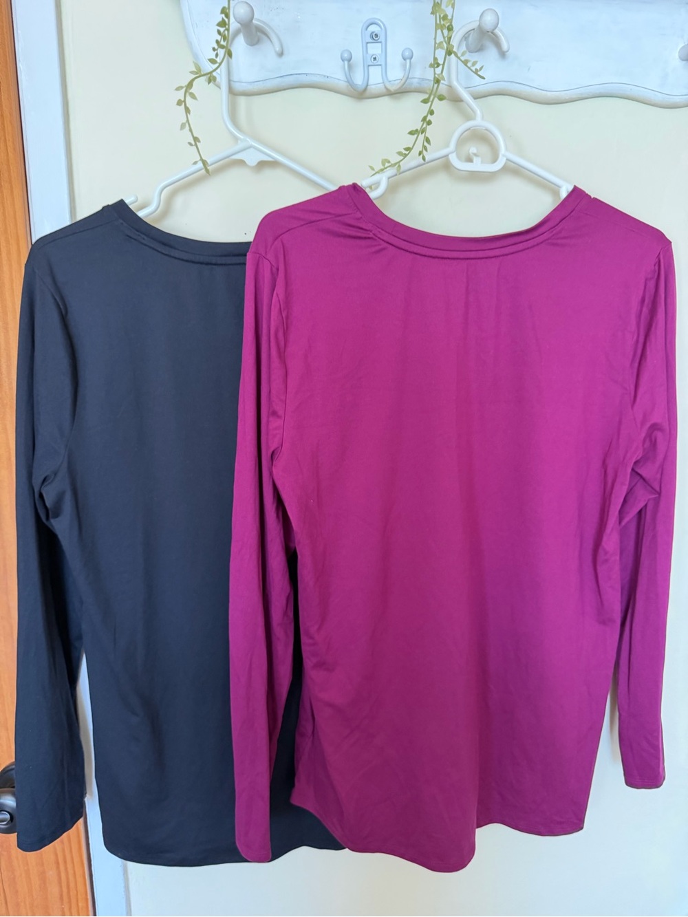Skechers women’s Long Sleeve Crewneck Top - Black and Magenta - Picture 3 of 8
